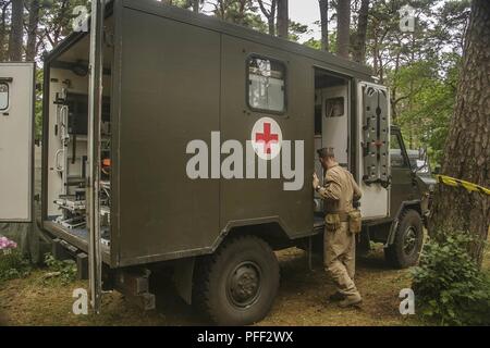 USTKA, Pologne (11 juin 2018) La Marine américaine Corpsman attribué à peloton de chars, Fox Company, l'Équipe de débarquement du bataillon, 2e Bataillon, 6e Régiment de Marines, 26e Marine Expeditionary Unit, regarde à l'intérieur d'une ambulance les forces terrestres polonaises lors de l'exercice Baltic Operations (BALTOPS) 2018 à Ustka, Pologne, le 11 juin. Le premier ministre est BALTOPS maritime annuel-exercice ciblé dans la région de la Baltique et l'un des plus importants exercices dans le Nord de l'Europe améliorer la flexibilité et l'interopérabilité entre les pays alliés et partenaires des Nations unies. (Marine Corps Banque D'Images