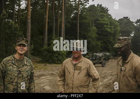 USTKA, Pologne (11 juin 2018) Le lieutenant-colonel Christopher L. Bopp, gauche, commandant de bataillon de l'Équipe de débarquement du bataillon, 2e Bataillon, 6e Régiment de Marines, 26e Marine Expeditionary Unit, interagit avec le sergent d'artillerie. John A. Ramson, sergent du peloton, centre de peloton de chars, Fox, entreprise BLT 2./6, 26e MEU, et le sergent. R.V. Maggit, un animateur de section avec la même unité, au cours d'une visite pour faire de l'exercice Baltic Operations (BALTOPS) 2018 à Ustka, Pologne, le 11 juin. Le premier ministre est BALTOPS maritime annuel-exercice ciblé dans la région de la Baltique et l'un des plus importants exercices d'Europe du Nord l'amélioration de fle Banque D'Images