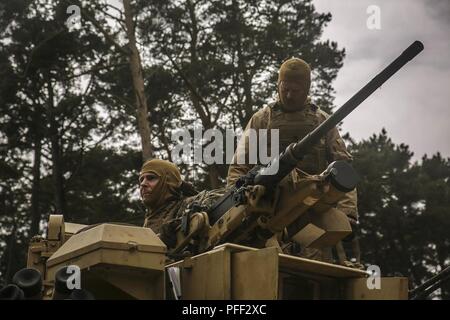 USTKA, Pologne (11 juin 2018) Le lieutenant-colonel Christopher L. Bopp, gauche, commandant de bataillon de l'Équipe de débarquement du bataillon (BLT), 2e Bataillon, 6e Régiment de Marines, 26e Marine Expeditionary Unit (MEU), est assis dans la tourelle d'un M1A1 Abrams tank Réservoir joint au peloton, Compagnie Fox, BLT 2/6, 26e MEU, lors d'une visite du site pour faire de l'exercice Baltic Operations (BALTOPS) 2018 à Ustka, Pologne, le 11 juin. Le premier ministre est BALTOPS maritime annuel-exercice ciblé dans la région de la Baltique et l'un des plus importants exercices dans le Nord de l'Europe améliorer la flexibilité et l'interopérabilité entre les pays alliés et partenaires des Nations unies. (Marine Banque D'Images