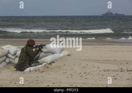 USTKA, Pologne (12 juin 2018) Un membre des forces terrestres polonaises définit une position de tir au cours d'un assaut mécanisé de formation pour faire de l'exercice Baltic Operations (BALTOPS) 2018 à Ustka, Pologne, 12 juin 2018. Le premier ministre est BALTOPS maritime annuel-exercice ciblé dans la région de la Baltique et l'un des plus importants exercices dans le Nord de l'Europe améliorer la flexibilité et l'interopérabilité entre les pays alliés et partenaires des Nations unies. (Marine Corps Banque D'Images