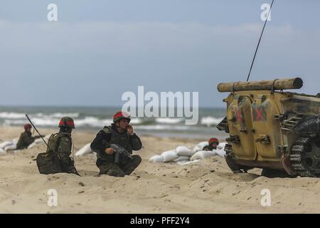 USTKA, Pologne (12 juin 2018) Un membre des forces terrestres polonaises commandes relais à d'autres membres de l'unité de formation au cours d'un assaut mécanisé pour faire de l'exercice Baltic Operations (BALTOPS) 2018 à Ustka, Pologne, 12 juin 2018. Le premier ministre est BALTOPS maritime annuel-exercice ciblé dans la région de la Baltique et l'un des plus importants exercices dans le Nord de l'Europe améliorer la flexibilité et l'interopérabilité entre les pays alliés et partenaires des Nations unies. (Marine Corps Banque D'Images