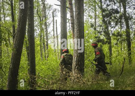 USTKA, Pologne (12 juin 2018) les membres des forces terrestres polonaises se mettre à couvert pendant un assaut mécanisé de formation pour faire de l'exercice Baltic Operations (BALTOPS) 2018 à Ustka, Pologne, 12 juin 2018. Le premier ministre est BALTOPS maritime annuel-exercice ciblé dans la région de la Baltique et l'un des plus importants exercices dans le Nord de l'Europe améliorer la flexibilité et l'interopérabilité entre les pays alliés et partenaires des Nations unies. (Marine Corps Banque D'Images