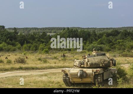 USTKA, Pologne (12 juin 2018) Les Marines américains affectés à Fox Company, l'Équipe de débarquement du bataillon, 2e Bataillon, 6e Régiment de Marines, 26e Marine Expeditionary Unit, défendre leur position avec un M1A1 Abrams tank attaché à la même unité, au cours d'un assaut mécanisé de formation pour faire de l'exercice Baltic Operations (BALTOPS) 2018 à Ustka, Pologne, 12 juin 2018. Le premier ministre est BALTOPS maritime annuel-exercice ciblé dans la région de la Baltique et l'un des plus importants exercices dans le Nord de l'Europe améliorer la flexibilité et l'interopérabilité entre les pays alliés et partenaires des Nations unies. (Marine Corps Banque D'Images