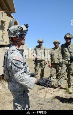 Le Sgt. Judd Gallaher, de l'Idaho National Guard's 116e bataillon du génie, effectue des cours de familiarisation sur l'Assaut Breacher Véhicule pour les soldats de l'armée de réserve 321e bataillon du génie. Les soldats de la 116e bataillon du génie de la Brigade et le 321e bataillon du génie a effectué un live-fire M58 charge Ligne de Déminage (MICLIC) Le 13 juin 2018, plage, à l'Orchard Centre d'instruction au combat, Boise, Idaho. Banque D'Images