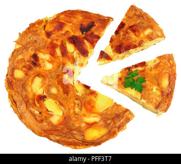 Tortilla espagnole délicieux coupé en tranches isolé sur fond blanc. Omelette avec les œufs, les pommes de terre et l'oignon, recette authentique, vue de dessus, à proximité- Banque D'Images