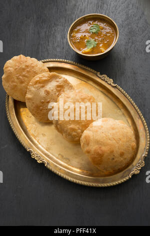 Plat indien Aloo puri Banque D'Images