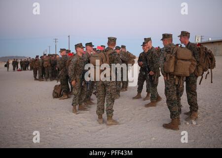 Marines américains arrivent au camp Wilson dans Twentynine Palms, en Californie le 13 juin 2018, pour rejoindre leurs différentes unités pour l'exercice d'entraînement intégré 4-18. L'ITX 4-18 est un live-le-feu et la manœuvre un exercice visant à former des bataillons et des unités de la taille d'escadron dans les tactiques, les techniques et procédures nécessaires pour assurer un développement durable et prêt réserve opérationnelle pour l'emploi dans tout le spectre de la crise et d'engagement mondial. Banque D'Images