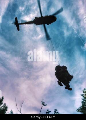 Des soldats américains avec la Compagnie Charlie, 2-104ème bataillon de l'aviation d'appui général conduite formation levage évacuation médicale à Fort Drum, NY, le 10 juin 2018. 2-104e GSAB soldats ont participé à une formation de combat Exportable rotation capacités à l'appui de la 86ème Infantry Brigade Combat Team. Banque D'Images