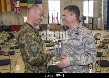 Le lieutenant-colonel Ular Lohmus, commandant de la base d'Amari, l'Estonie, (à gauche) accueille le général de Michael A. Loh, l'adjudant général de Californie, précédant une réunion d'information pour la Sous-Commission sur la coopération transatlantique en matière de défense et de sécurité au cours de l'exercice à l'Amari grève Sabre Air Base, l'Estonie, le 12 juin 2018. C'est la huitième édition de l'armée américaine de longue date l'Europe a conduit à l'exercice de formation coopérative, qui est une multinationale américaine, et d'un exercice multi-services, qui est menée 3-15 Juin, 2018, l'accent sur l'amélioration des terres et de l'air de capacités opérationnelles. Banque D'Images