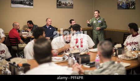 Le colonel Scot The Heathman, 92e Escadre de ravitaillement en vol, des entretiens avec l'équipe de baseball des Indiens Spokane Fairchild à propos de l'équipe et de l'armée dans son ensemble au cours de leur visite à Fairchild Air Force Base, dans l'État le 12 juin 2018. Parmi les enseignements tirés dans la communication et le travail d'équipe, les Indiens ont appris combien de jeunes hommes et femmes qui servent dans les forces armées d'aujourd'hui sont du même âge que eux, aviateurs, porter un uniforme, mais jouer dans une autre arène. Banque D'Images