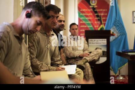 La province d'Helmand, en Afghanistan (10 juin 2018)- Le colonel du Corps des Marines américain Christopher J. Douglas, conseillère à la 505ème de la Police nationale afghane de zone avec la Force au sud-ouest, rencontre avec des dirigeants clés de la Défense nationale afghane et les forces de sécurité lors d'une shura de sécurité à la Police nationale afghane Zone 505ème siège. La shura a eu lieu pour discuter des plans pour le cessez-le-feu entre le Gouvernement de la République islamique d'Afghanistan et les talibans au cours de la fin du Ramadan comme l'Afghanistan continue de travailler pour la paix et la stabilité dans la région. Banque D'Images