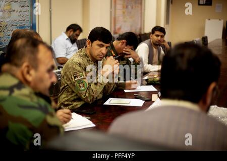 La province d'Helmand, en Afghanistan (10 juin 2018)- des dirigeants clés de la Défense nationale afghane et les forces de sécurité répondent aux conseillers du Corps des Marines des États-Unis avec la Force au sud-ouest au cours d'une shura de sécurité à la Police nationale afghane Zone 505ème siège. La shura a eu lieu pour discuter des plans pour le cessez-le-feu entre le Gouvernement de la République islamique d'Afghanistan et les talibans au cours de la fin du Ramadan comme l'Afghanistan continue de travailler pour la paix et la stabilité dans la région. Banque D'Images