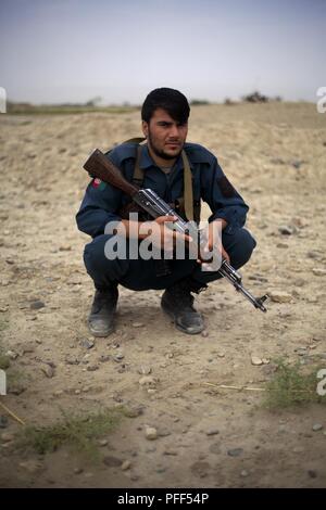 La province d'Helmand, en Afghanistan (11 juin 2018)- Un policier avec la Zone 505ème de la Police nationale afghane (PNA) fait une pause au cours d'une patrouille combinée avec des marines américains avec la Force au sud-ouest près de Bost Kalay, Afghanistan. La patrouille combinée admis des Marines et la 505ème de l'ANP Zone partager tactiques, techniques et procédures pour accroître l'interopérabilité entre les forces canadiennes et accroître leurs capacités de sécurité dans la province de Helmand. Banque D'Images