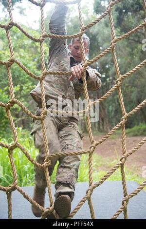 Le Cpl. Jacob Bee, un homme d'infanterie affecté à 1st Armored Brigade Combat Team, 3e Division d'infanterie, appuyer la 2e Division d'infanterie dans le cadre de la forces de rotation, et originaire de Naples, Floride, négocie un obstacle à la confiance en soi au cours de l'Américain 2018 Army-Pacific sous-commandement général et Meilleur guerrier, la concurrence à Schofield Barracks, Missouri, le 11 juin. L'USARPAC BWC se tient à reconnaître et à sélectionner les plus qualifiés, sous-officier et soldat enrôlé junior pour représenter l'Armée de terre à USARPAC 2018 Concours meilleur guerrier à Fort A.P. Hill, Virg Banque D'Images