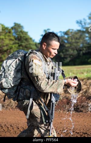 Le s.. Jose Ponce, un spécialiste de la guerre électronique attribuée à 84e bataillon du génie et originaire de Houston, Texas, refroidi avec de la glace au cours de l'eau 8-mile pied de la mars 2018 Army-Pacific sous-commande américaine et agent de la concurrence meilleur guerrier, à Schofield Barracks, Missouri, le 13 juin. L'USARPAC BWC se tient à reconnaître et à sélectionner les plus qualifiés, sous-officier et soldat enrôlé junior pour représenter l'Armée de terre à USARPAC 2018 Concours meilleur guerrier à Fort A.P. Hill, New York et le Pentagone à partir du 30 septembre au 5 octobre 2018. Banque D'Images