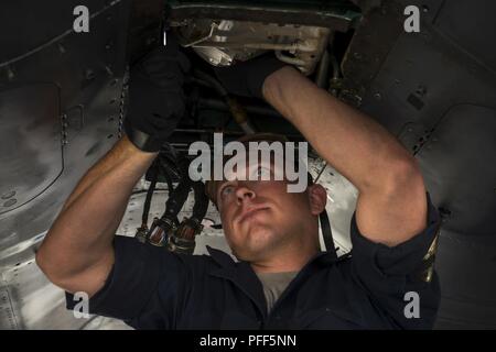 Airman Senior Caleb Collins, 391e Escadron de chasse, chef d'équipe dispose d'un F-15 Eagle jet fuel boîte de vitesses centrale au cours de démarrage Drapeau vert à l'Ouest, le 11 juin 2018, à la base aérienne de Nellis (Nevada). Le 391FS a participé au drapeau vert pour améliorer encore par l'état de préparation de la formation sur l'appui aérien rapproché au centre de formation national, Fort Irwin, en Californie. Banque D'Images