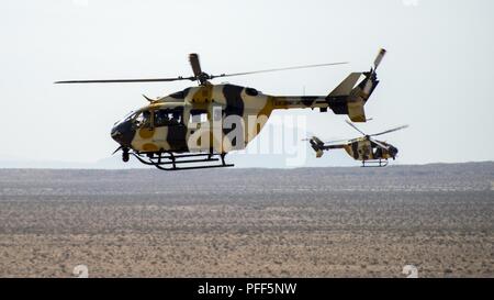 Deux UH-72A Lakotas de croiser au cours de drapeau vert à l'Ouest, le 12 juin 2018, au Centre National d'entraînement, Ft. Irwin, en Californie. Le CNT reproduit l'environnement d'exploitation réalistes et rigoureuses : la guerre de l'Amérique face à des combattants en combat. Banque D'Images