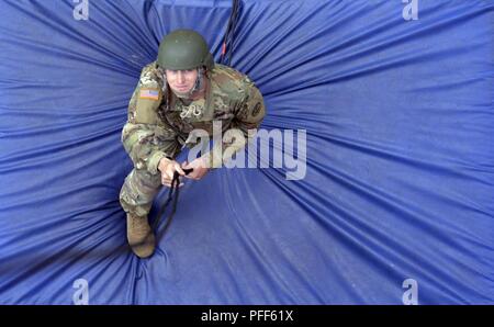 Texas Army National Guard de la CPS. Ryan J. Pyfer pratique ses compétences, de l'assurage au bas d'une tour de rappel de 60 pieds, pour tendre à l'ordre décroissant au-dessus de lui, soldat dans le cadre d'un cours de maître en rappel, le 12 juin 2018, au Camp Rilea, près de Warrenton, Oregon. Plus de 40 soldats de la Garde nationale de tout le pays ont participé à la semaine de cours qui a été enseigné par les instructeurs du Centre d'aguerrissement, Fort Benning, en Géorgie, et accueillie par la Garde nationale de l'Oregon. ( Banque D'Images