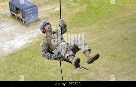 Un soldat de la Garde nationale de l'Armée achève une semi-combat, ouvrez-side off rappel une tour de 60 pieds lors d'un cours de maître en rappel, le 12 juin 2018, au Camp Rilea près de Warrenton, Oregon. Les soldats étaient tenus de remplir trois rappels côté ouvert dans les 24 heures de leur commandement et contrôle de l'avion test. L'essai démontre la capacité de l'élève pour réussir à envoyer plusieurs soldats en rappel d'un aéronef à voilure rotative à environ 90 pieds au-dessus du sol. ( Banque D'Images