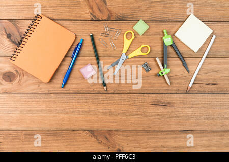 Concept de retour à l'école. Les fournitures scolaires sur certains panneaux en bois Banque D'Images