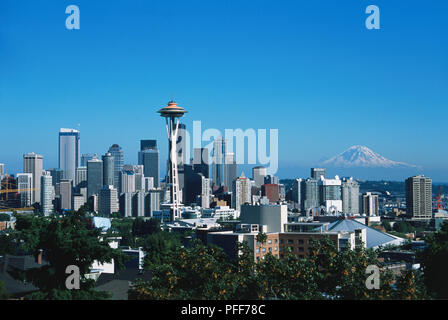 États-unis d'Amérique, du nord-ouest du Pacifique, l'État de Washington, Seattle, ville encadré par l'aiguille de l'espace couvert de neige et le Mont Rainier. Banque D'Images