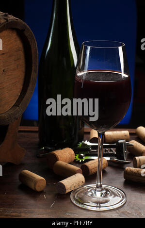 Verre de vin sur la table, concept photo avec Canon et bouchons Banque D'Images