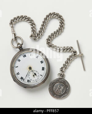 Montre de poche avec chiffres romains, chaîne argent, médaille d'argent montrant deux boxeurs attaché à l'autre extrémité. Banque D'Images