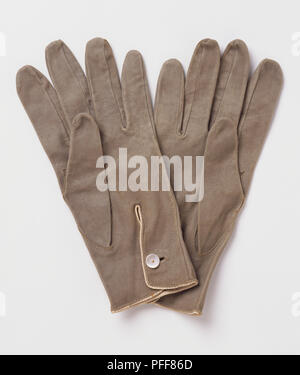 Paire de gants en cuir gris usé, attaché avec boutons blancs, doublure beige partiellement visibles Banque D'Images