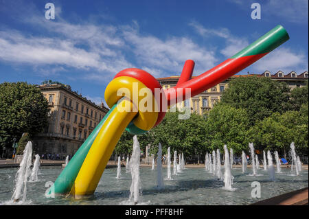 Milan Italie le 2 juin 2010 : sculpture de couleur avec un fil multicolore qui émerge de la fontaine à la place Cadorna Banque D'Images