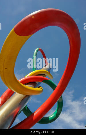 Milan Italie le 2 juin 2010 : sculpture de couleur avec un fil multicolore qui émerge de la fontaine à la place Cadorna Banque D'Images