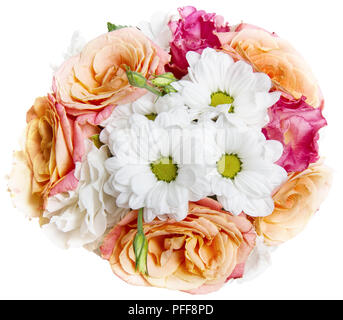 Petit bouquet élégant de roses et de camomille isolé sur fond blanc Banque D'Images