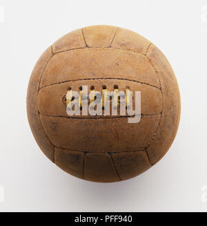 Un vieux football marron Banque D'Images