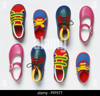 Quatre paires de chaussures pour enfants organisés , au hasard, y compris les chaussures de sport en toile, toile lace ups, ups et rose cuir chaussures filles, vue de dessus. Banque D'Images