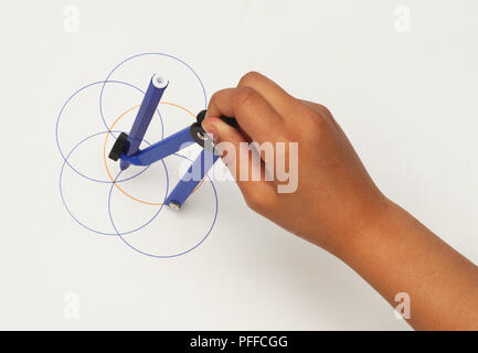 Main tenant les mathématiques compas, le dessin des cercles, au-dessus de shot. Banque D'Images