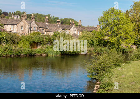 Stone cottages Bakewell, petite ville sur la rivière Wye, Derbyshire Dales dans le Peak District, England, UK, célèbre pour le pudding Bakewell Banque D'Images