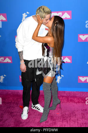 Ariana Grande et Pete Davidson participant à la 2018 MTV Video Music Awards qui a eu lieu au Radio City Music Hall à Los Angeles, USA. Photo date : lundi 20 août 2018. Voir Histoire PA D'ATTÉNUATION SHOWBIZ. Crédit photo doit se lire : PA/PA Wire Banque D'Images