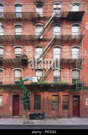 USA, New York, Manhattan, Lower East Side, façade de l'immeuble en brique rouge avec escaliers extérieurs. Banque D'Images