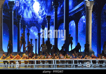 Ariana Grande joue sur la scène au MTV Video Music Awards 2018 qui a eu lieu au Radio City Music Hall à Los Angeles, USA. Photo date : lundi 20 août 2018. Voir Histoire PA D'ATTÉNUATION SHOWBIZ. Crédit photo doit se lire : PA/PA Wire sur scène à la 2018 MTV Video Music Awards qui a eu lieu au Forum de Los Angeles, USA. Photo date : lundi 20 août 2018. Voir Histoire PA D'ATTÉNUATION SHOWBIZ. Crédit photo doit se lire : PA/PA Wire Banque D'Images