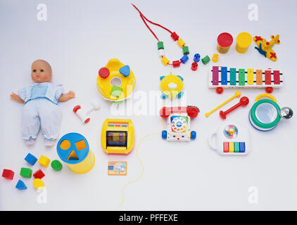 Sélection de jouets en plastique pour les bébés et les tout-petits, y compris le xylophone, martelage, jouet avion, bagues, collier, téléphone, briques de construction, de boîtes, de marionnette et un jouet avec des boutons à utiliser. Banque D'Images