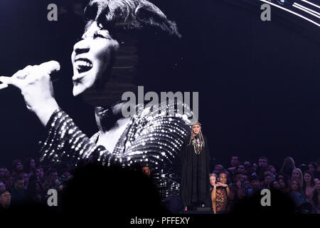 Madonna l'exécution d'un hommage à Aretha Franklin sur la scène du MTV Video Music Awards 2018 qui a eu lieu au Radio City Music Hall à Los Angeles, USA. Photo date : lundi 20 août 2018. Voir Histoire PA D'ATTÉNUATION SHOWBIZ. Crédit photo doit se lire : PA/PA Wire sur scène à la 2018 MTV Video Music Awards qui a eu lieu au Forum de Los Angeles, USA. Photo date : lundi 20 août 2018. Voir Histoire PA D'ATTÉNUATION SHOWBIZ. Crédit photo doit se lire : PA/PA Wire Banque D'Images