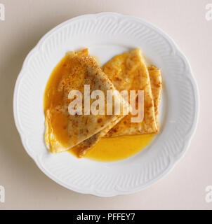 Crêpes suzette crêpes français léger traditionnel, dans une sauce à l'orange sur la plaque. Banque D'Images