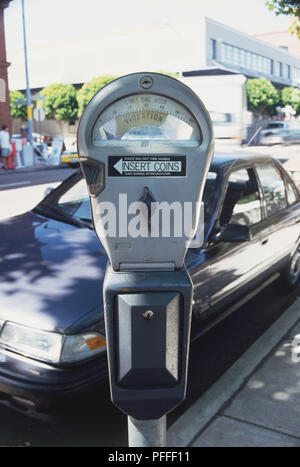 États-unis, Californie, San Francisco, à proximité d'un parcomètre avec voiture en stationnement en arrière-plan. Banque D'Images