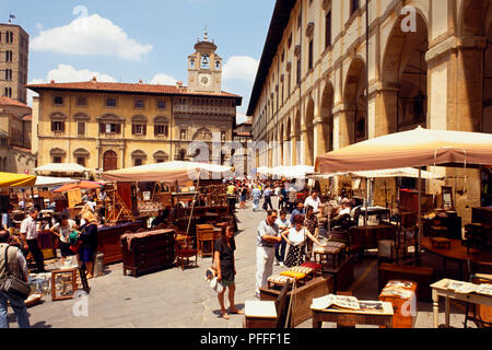 Italie, Toscane, Arezzo, le Mercato dell'Antiquariato sur la Piazza Grande, marché d'antiquités dans la région de Town Square. Banque D'Images