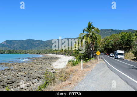 Camping-car sur l'autoroute Captain Cook entre Cairns et Port Douglas, Far North Queensland, Queensland, Australie, FNQ Banque D'Images