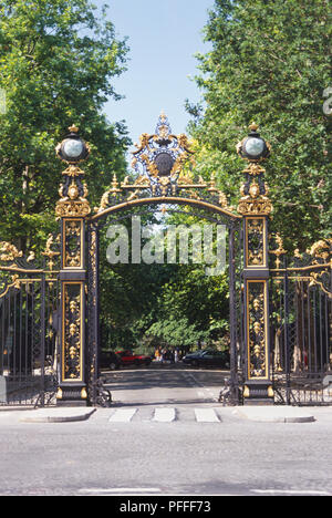 France, Paris, Parc Monceau, Ruysdael Gate dans une clôture en fer forgé, l'entrée au parc. Banque D'Images