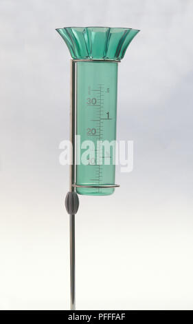 Pluviomètre montrant Unités de mesure, pouce et mm Banque D'Images