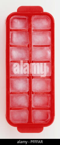 Des cubes de glace dans le bac rouge Banque D'Images