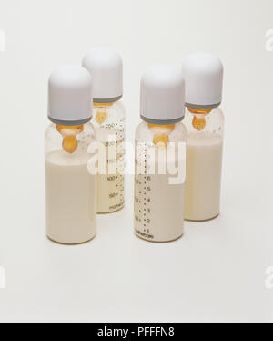 Formule de lait dans les biberons de bébé. Banque D'Images