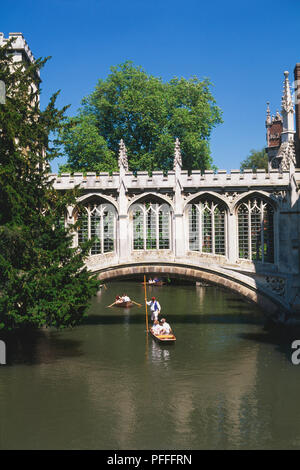 La Grande-Bretagne, l'Angleterre, Cambridge, Cambridgeshire, Pont des Soupirs, les gens barques sous un pont Banque D'Images
