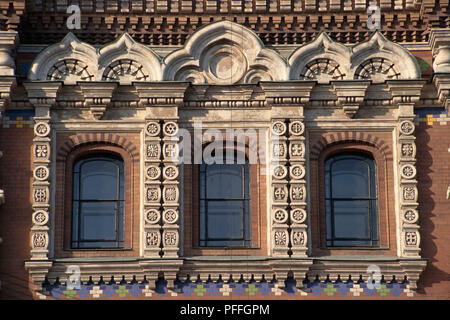 La Russie, St Peterburg, les fenêtres de l'Église sur le sang sont flanqués de colonnes sculptées d'ornements en estonien. Les moulages sont sous la forme de double et triple kokoshniki tiered arches décoratives. Banque D'Images